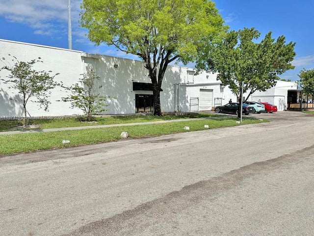 1 of 24 - 3000 Stirling Rd, Hollywood, FL