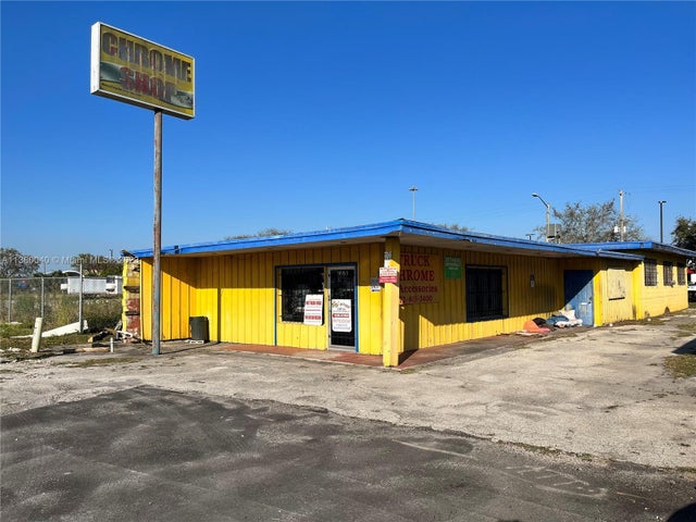 1 of 7 - 2860 S Kings Hwy, Fort Pierce, FL