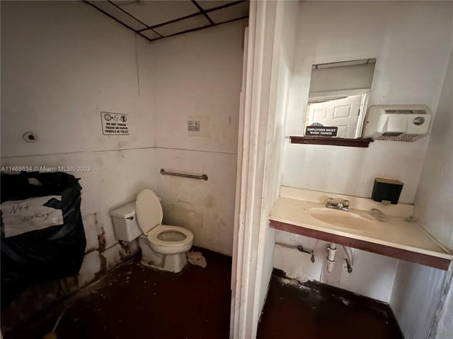 4 of 7 - 1301 N Federal Hwy, Hollywood, FL