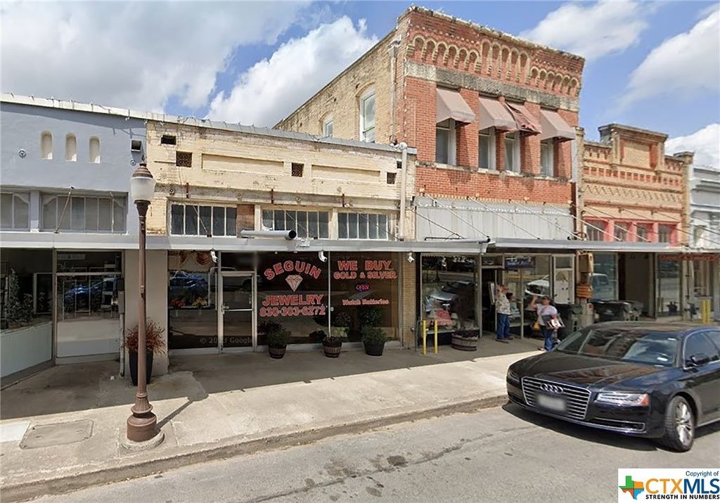 108 N Austin Street, Seguin