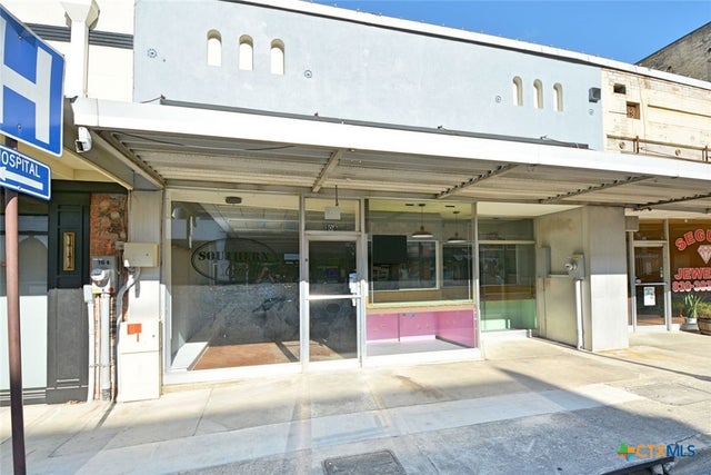 106 N Austin Street, Seguin