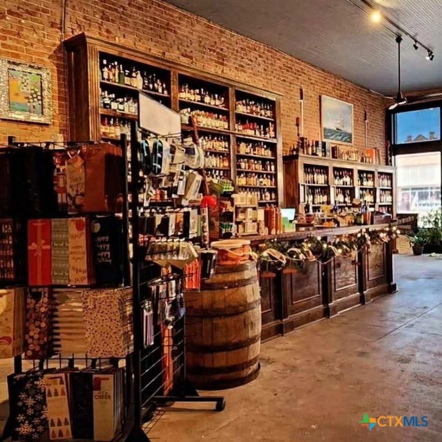 418 E Texas Avenue 420, Mart