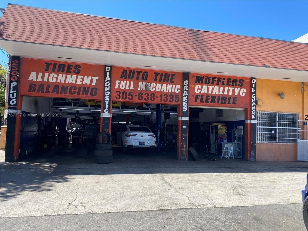 2300 Nw 17th St, Miami
