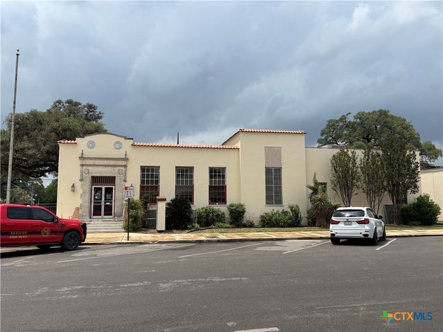 202 N Camp Street, Seguin