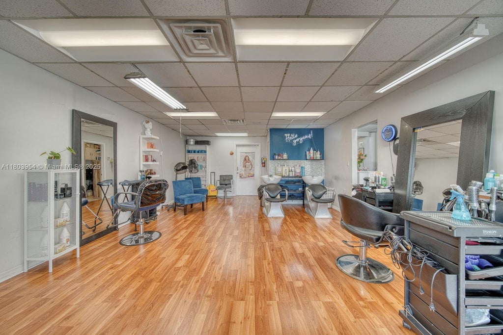 Stylish Beauty Salon In Prime Tamiami Park/fiu Campus Area, Miami