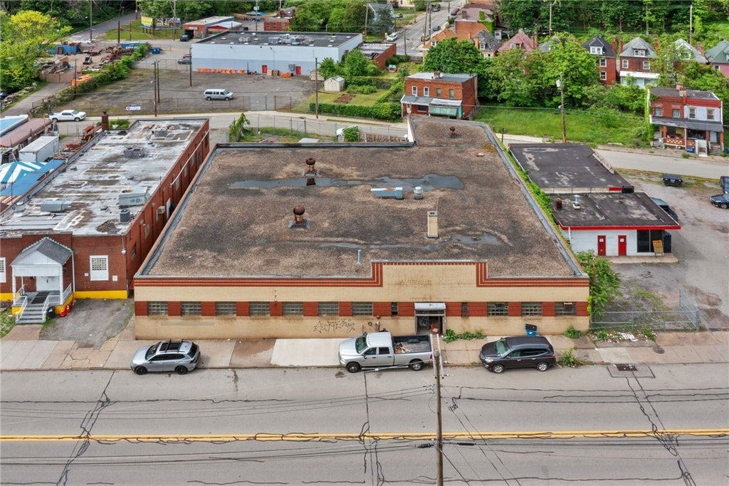 8033 Bennett, East Hills