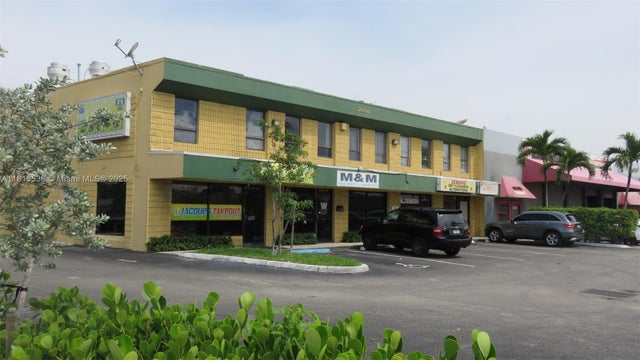 1 of 7 - 2001 N Dixie Hwy, Pompano Beach, FL
