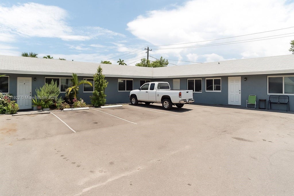 86 Ne 36th Ct, Oakland Park