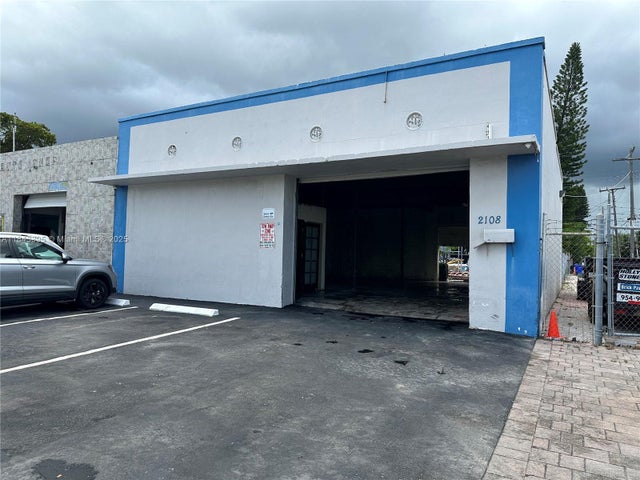 1 of 7 - 2108 N Dixie Hwy, Hollywood, FL