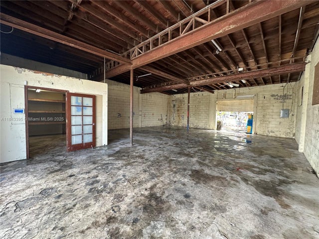 2 of 7 - 2108 N Dixie Hwy, Hollywood, FL