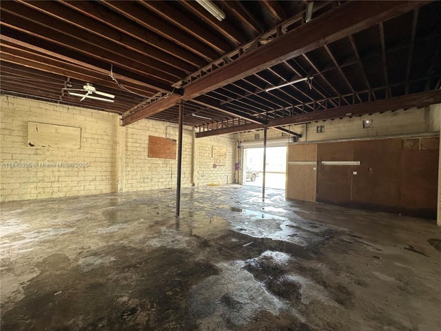 3 of 7 - 2108 N Dixie Hwy, Hollywood, FL