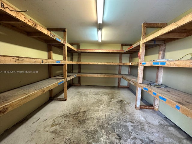 4 of 7 - 2108 N Dixie Hwy, Hollywood, FL