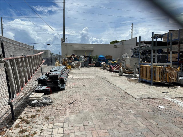 5 of 7 - 2108 N Dixie Hwy, Hollywood, FL