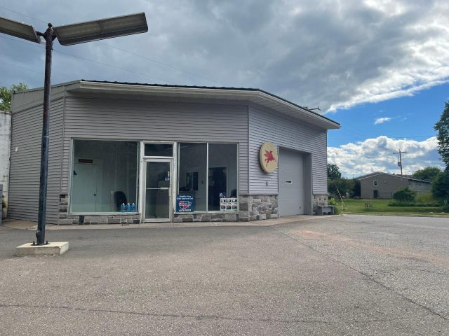 311 Hwy 8, Armstrong Creek