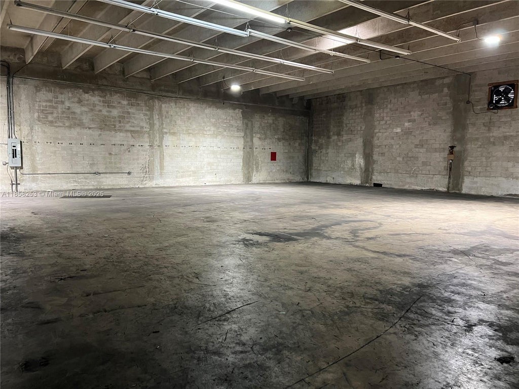 7286 Nw 70th St, Miami