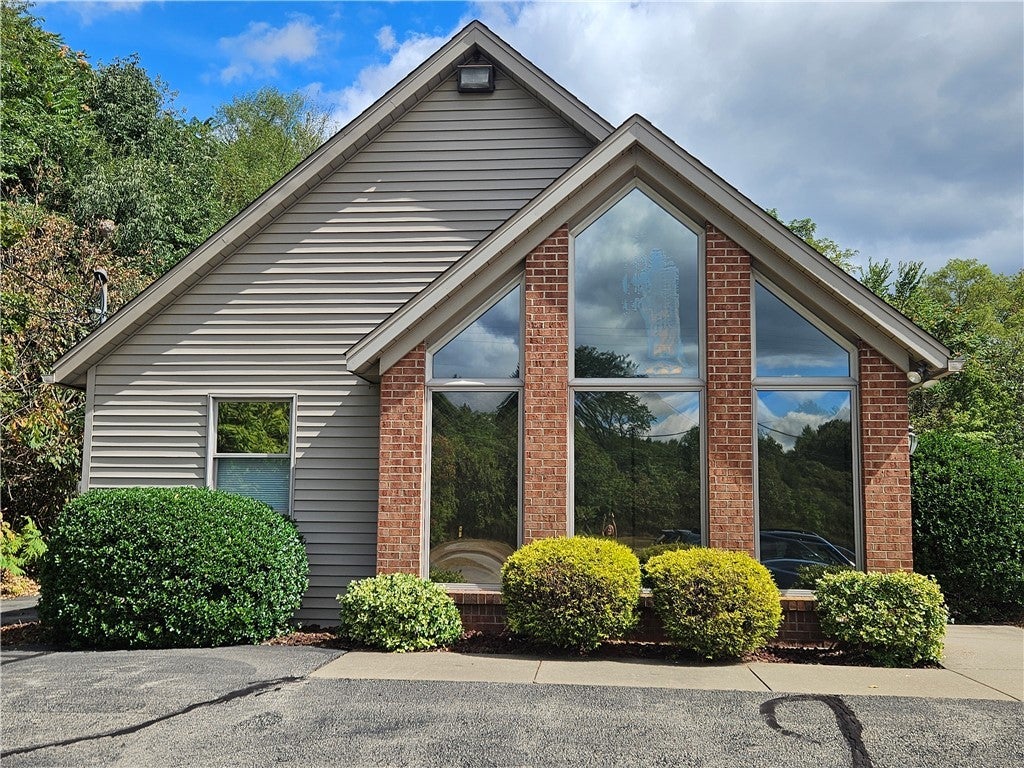 1637 Main Street Extension, Center