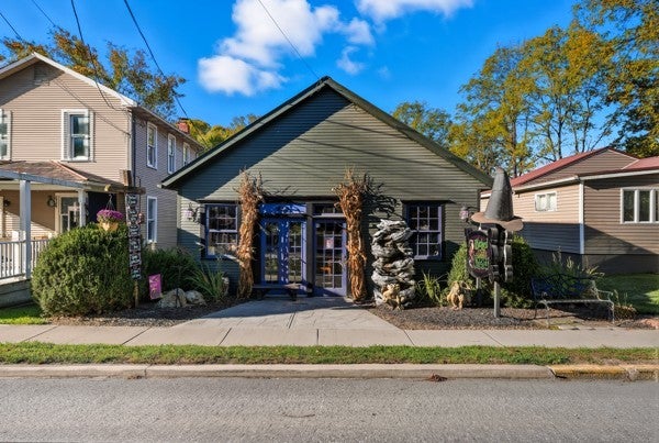 425 Main Street, Volant Boro