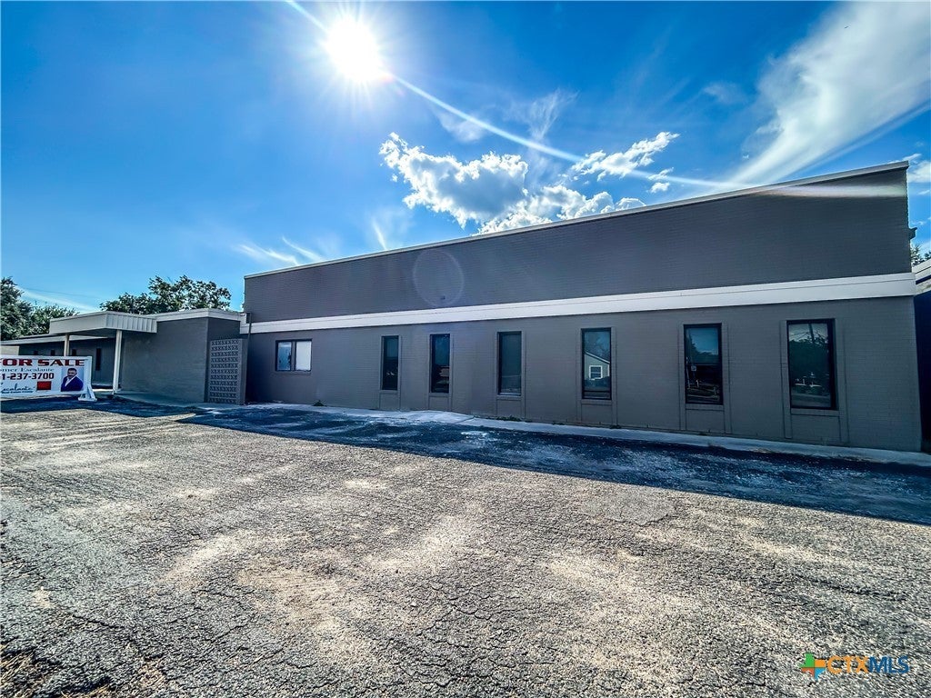 2403 N Laurent, Victoria