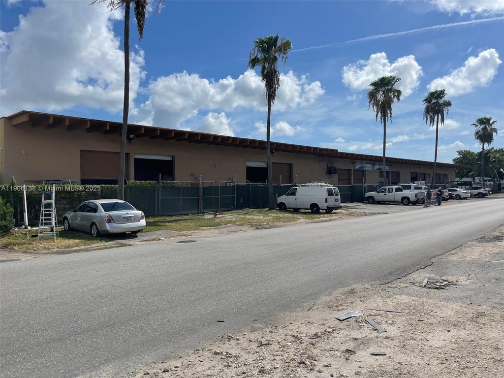 3303 Nw 71st St, Miami