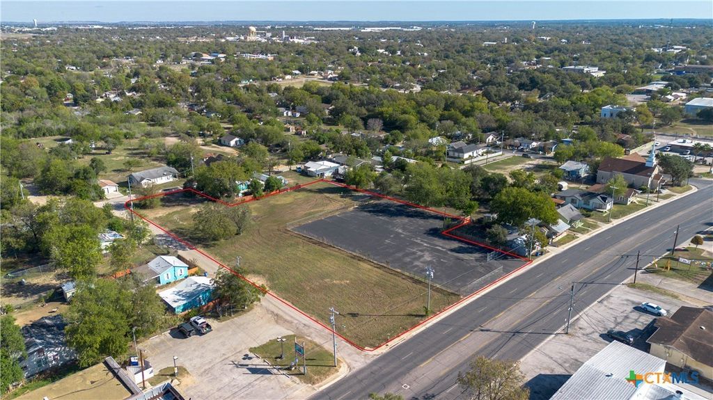 784 W Court Street, Seguin