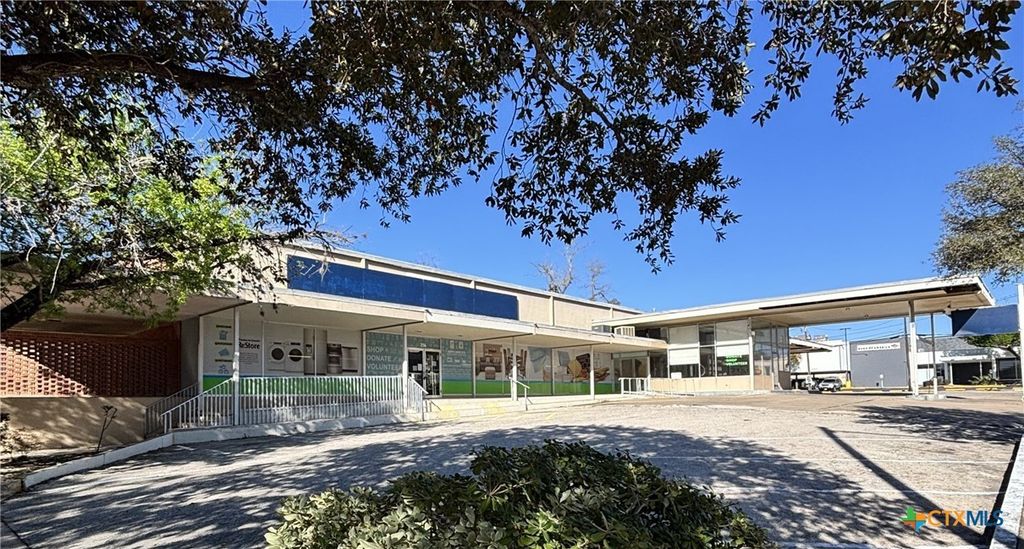 256 W Court Street, Seguin