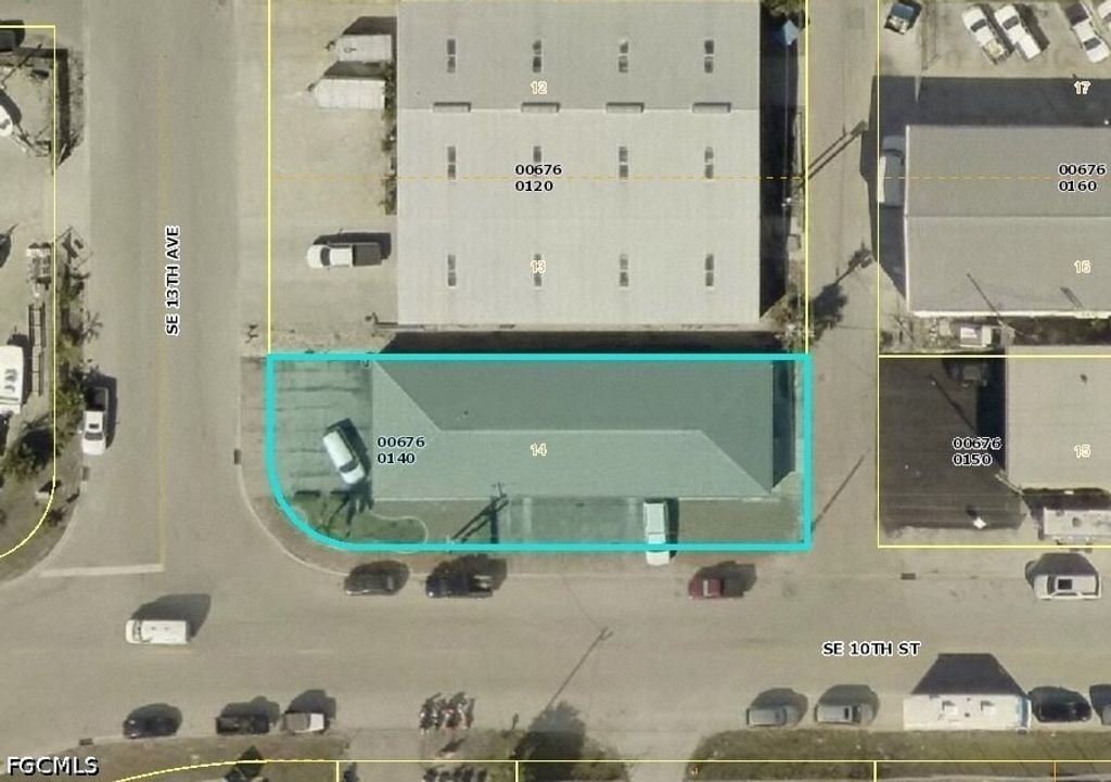 927 Se 13th Ave, CAPE CORAL