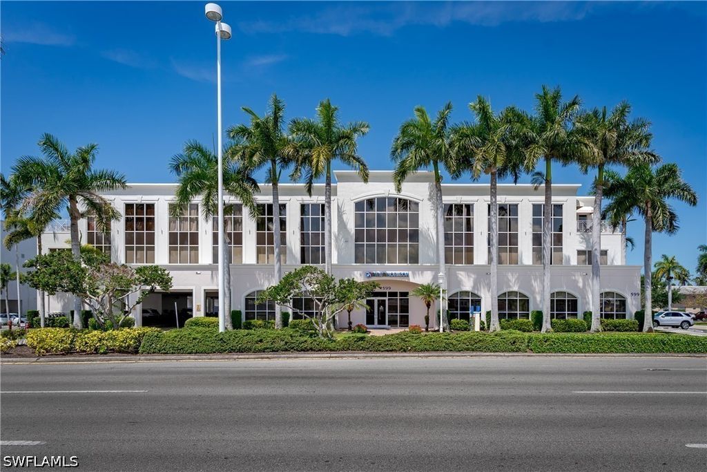599 Tamiami Trl N 200, Naples