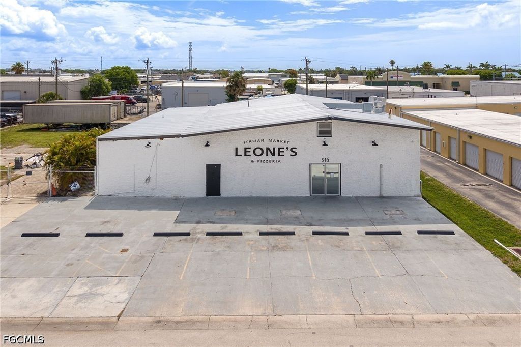 916 Se 14th Ave, CAPE CORAL