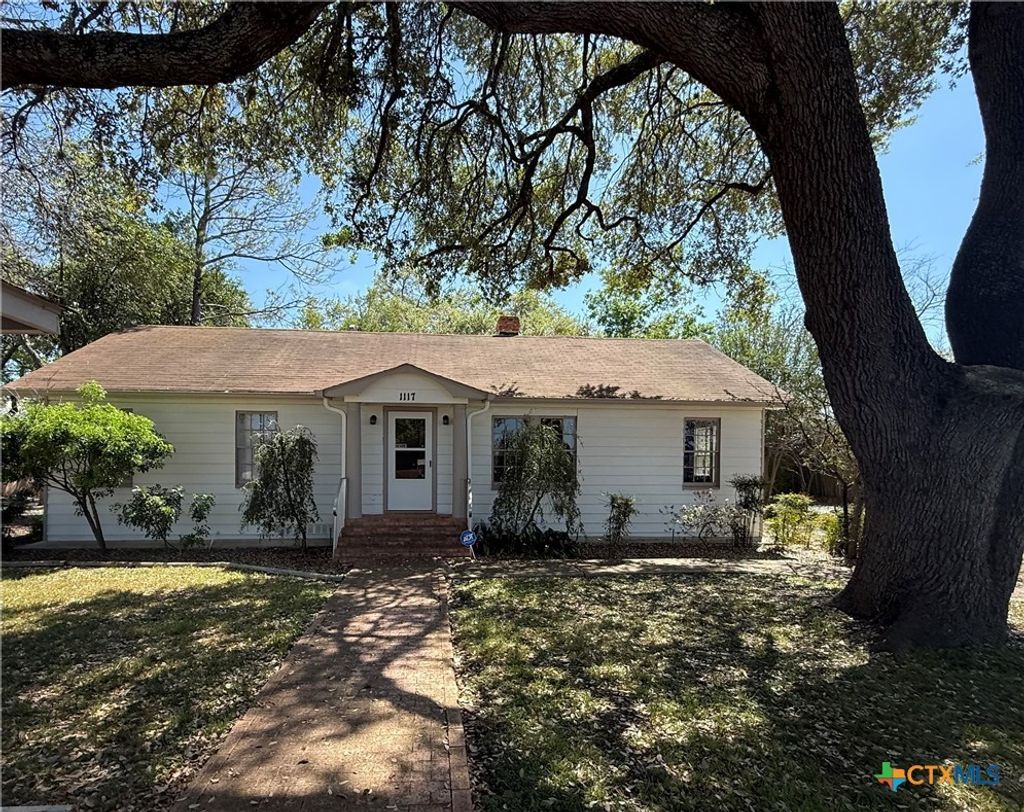 1117 E Court Street, Seguin