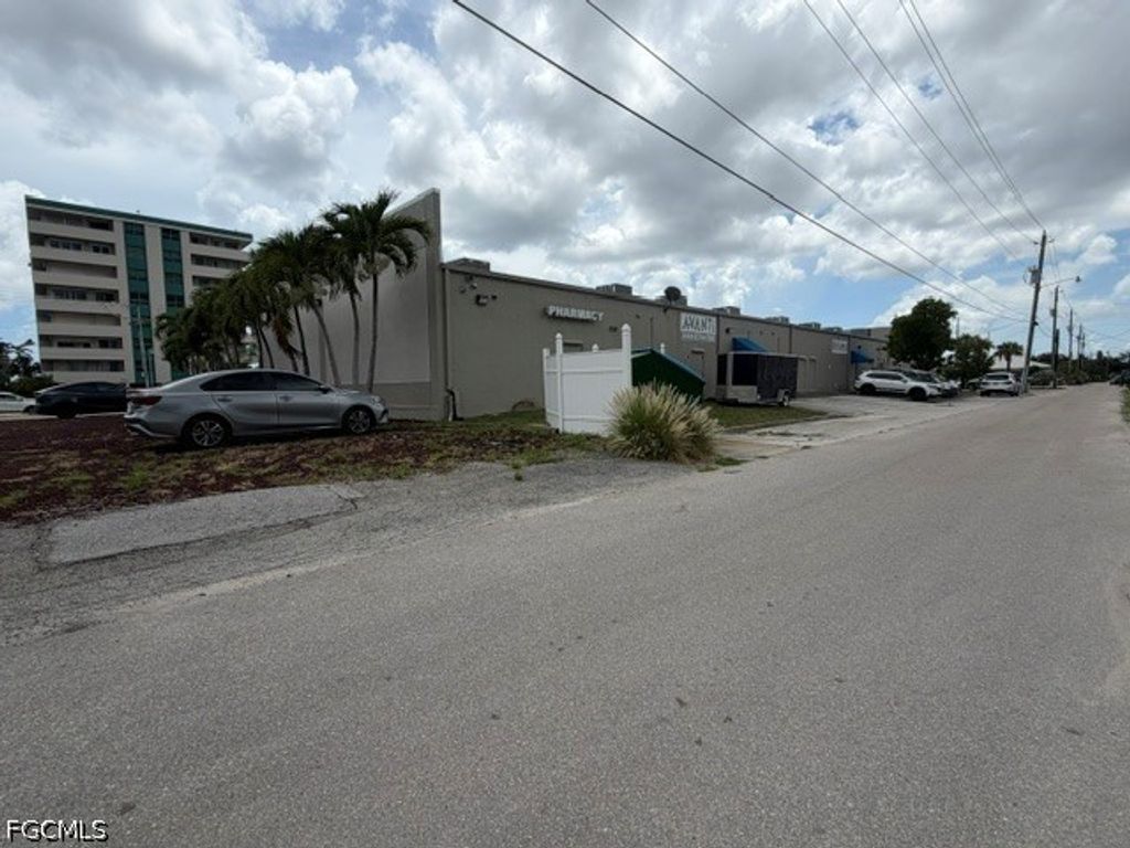 447 Cape Coral Pkwy E, Cape Coral