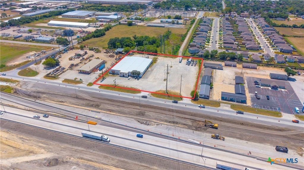 735 E Interstate 10, Seguin