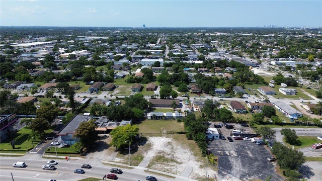 3 of 9 - 5701 W Hallandale Beach Blvd, West Park, FL
