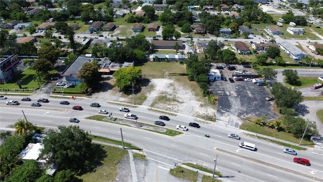 4 of 9 - 5701 W Hallandale Beach Blvd, West Park, FL