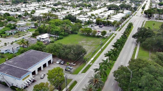 5 of 6 - 5421 W Hallandale Beach Blvd, West Park, FL