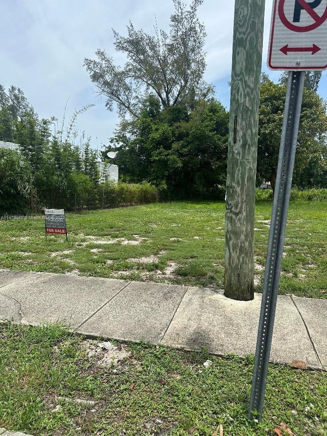 3 of 4 - 3508 Greenwood Ave, West Palm Beach, FL