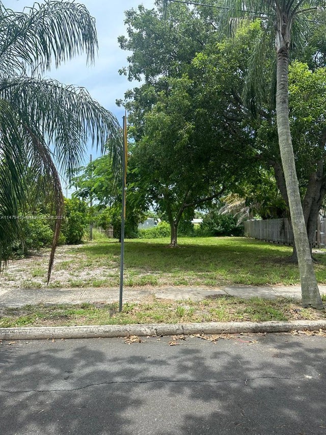 2 of 4 - 3014 Greenwood Ave, West Palm Beach, FL