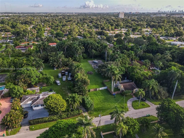 2 of 6 - 355 Ne 156th St, Miami, FL