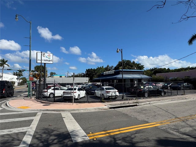 2 of 3 - 3130 Sw 8th St, Miami, FL