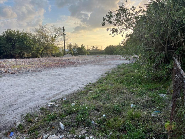 1 of 10 - 147 Nw 31st Ave, Lauderhill, FL