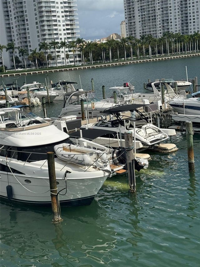 4 of 7 - 18041 Biscayne Blvd, Aventura, FL