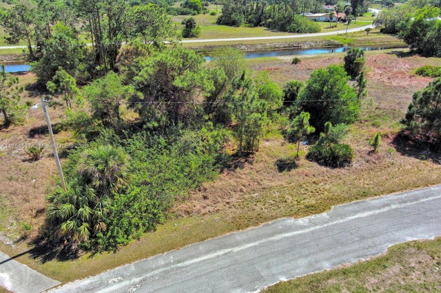 5 of 32 - 666 Charles Sise St E, Lehigh Acres, FL