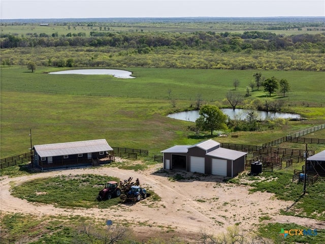 62 County Road 448, Waelder