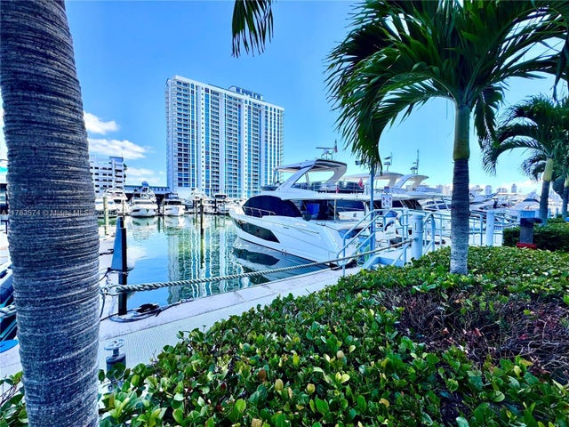 1 of 27 - 17211 Biscayne Blvd, Boat Slip 15, North Miami Beach, FL