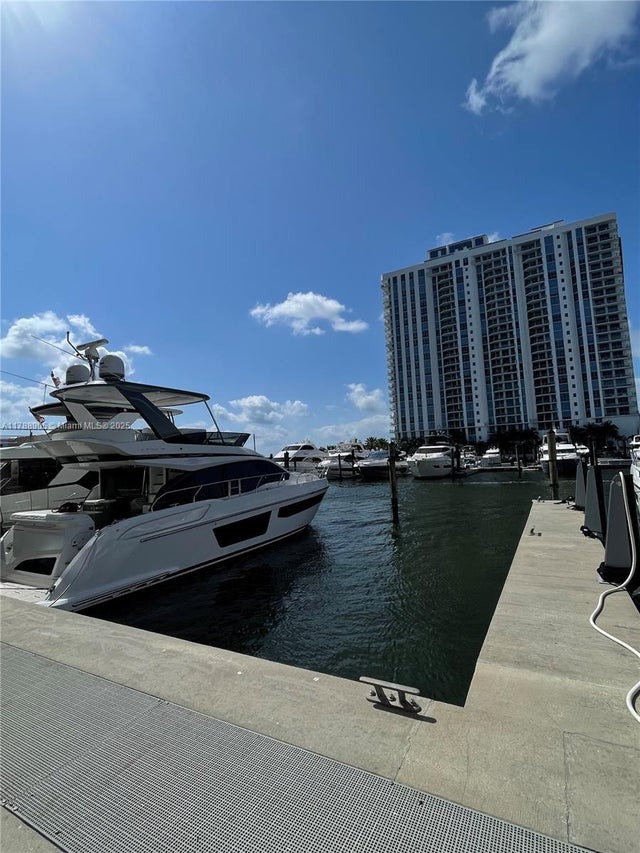 1 of 7 - 17211 Biscayne Blvd #100, North Miami Beach, FL