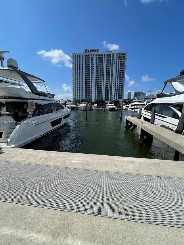 2 of 7 - 17211 Biscayne Blvd #100, North Miami Beach, FL