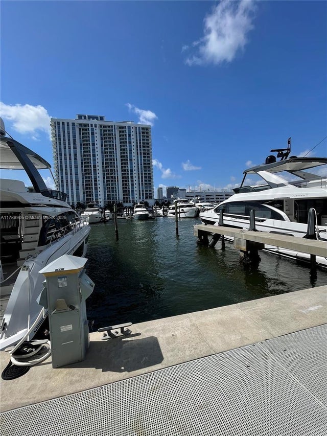 4 of 7 - 17211 Biscayne Blvd #100, North Miami Beach, FL