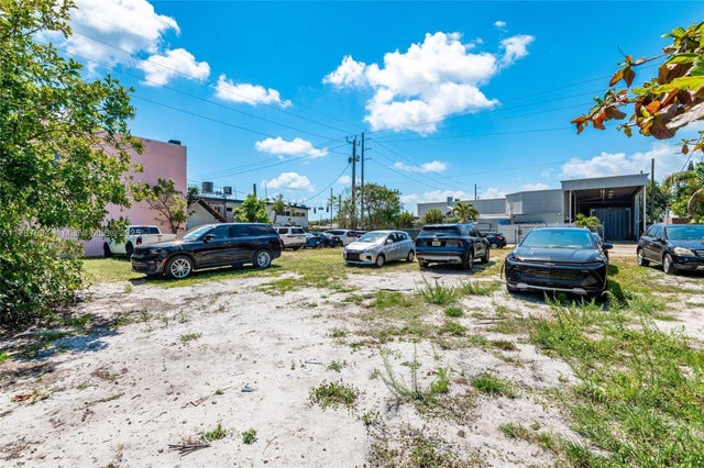1 of 1 - 2105 Monroe St, Hollywood, FL