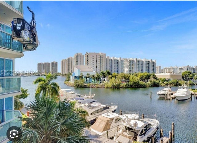 4 of 35 - 3370 Hidden Bay Dr, Aventura, FL
