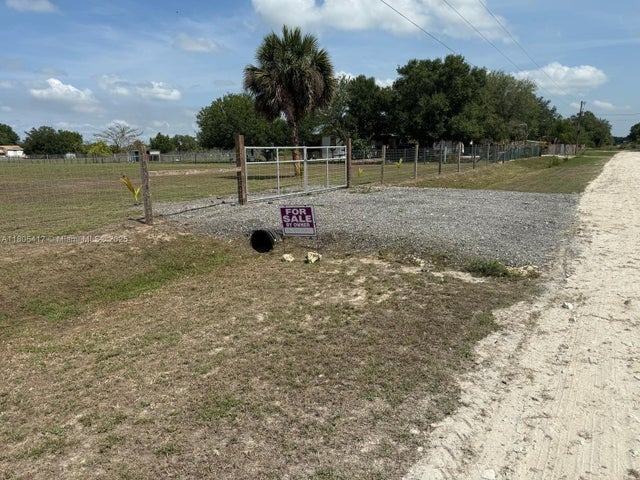 1 of 8 - 560 N Granja St, Clewiston, FL