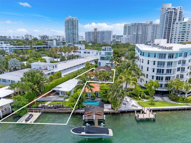 2 of 11 - 8-10 Century Ln, Miami Beach, FL